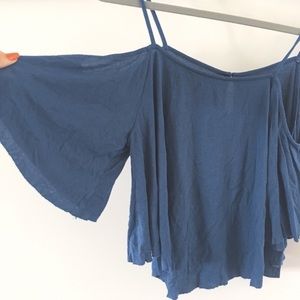 🦋AMERICAN EAGLE COLD SHOULDER FLOWY TOP🦋